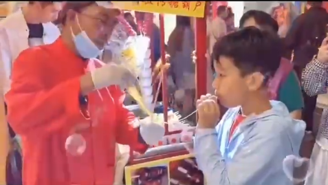 习志永老师培训小朋友学习吹糖人